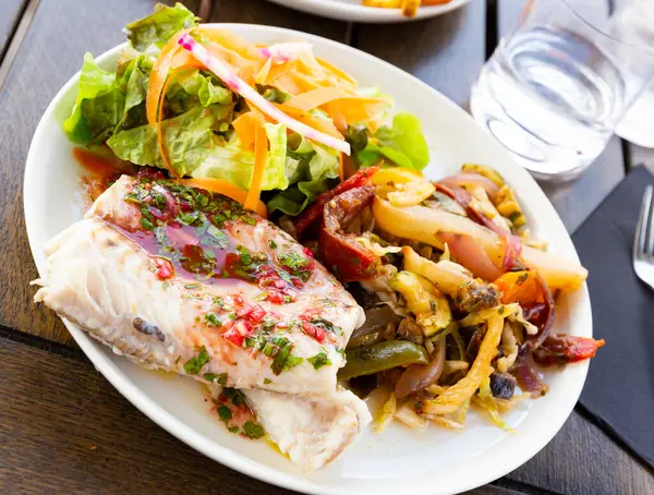 传统的法国鱼片 烤蓝了 配上调味酱汁 鲜绿色沙拉和蔬菜调味 — 图库照片