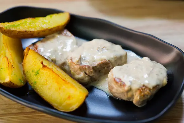 Zubereitetes Roastbeef Mit Pilzsoße Und Kartoffeln Auf Dem Teller — Stockfoto