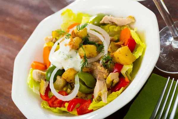 Salade Saine Avec Poitrine Poulet Grillée Aubergines Poivrons Oignons Légumes — Photo