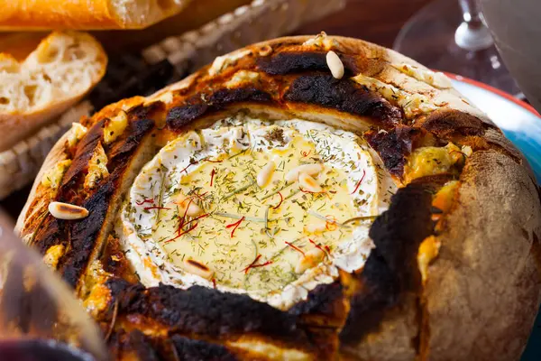 Tradiční Francouzské Jídlo Taveného Sýrového Fondue Čerstvém Pečeném Chlebu Sušenými — Stock fotografie