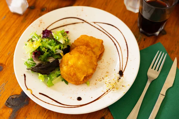 Fried Potatoes Stuffed Cod Lettuce Served Platter — Stock Photo, Image