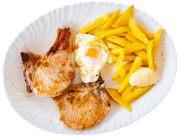 吃西班牙菜 多汁的猪排配土豆和鸡蛋 在白色背景下被隔离 — 图库照片