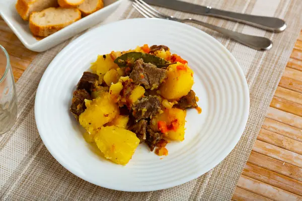 Geleneksel Spanyol Yemekleri Ternera Estofada Con Patata Haşlanmış Patates Sığır — Stok fotoğraf