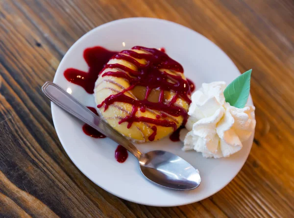 美味的甜点 配上冰淇淋 甜甜圈和糖浆 放在咖啡店的白色陶瓷盘上 — 图库照片
