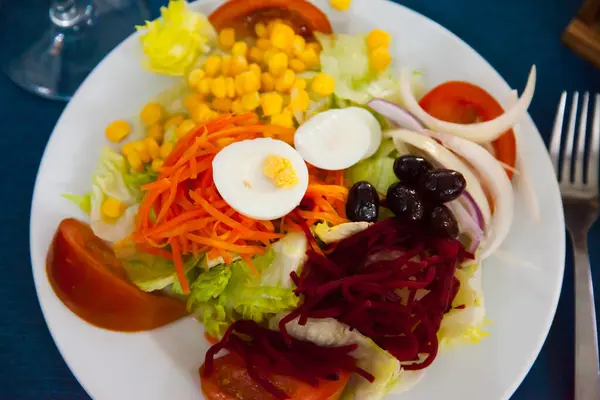 Gemischter Salat Mit Eiern Frischem Gemüse Und Gekochten Rüben Und — Stockfoto