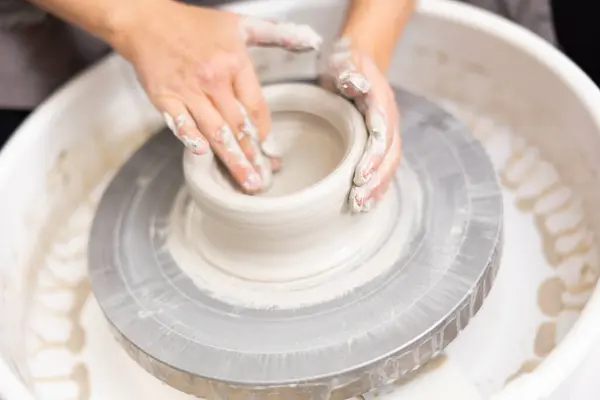 陶工轮转 大师用粘土创造了未来的陶器作品 — 图库照片