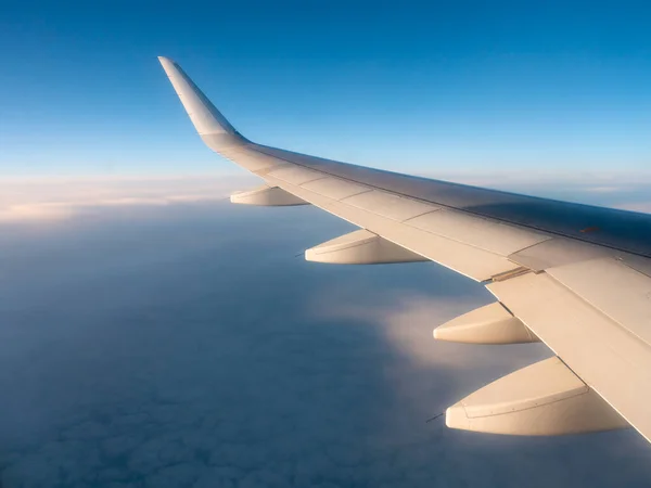 Skrzydło Samolotu Widok Otworu Samolocie — Zdjęcie stockowe
