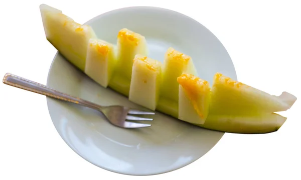 甜甜的 多汁的瓜果片放在盘子里 在白色背景下被隔离 — 图库照片