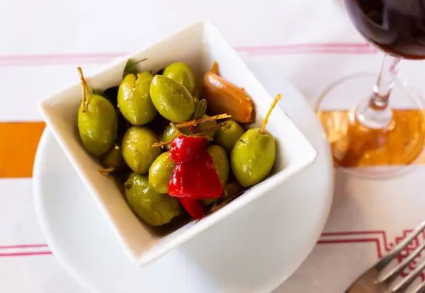 Grandi Olive Verdi Servite Con Pepe Aglio Ciotola — Foto Stock