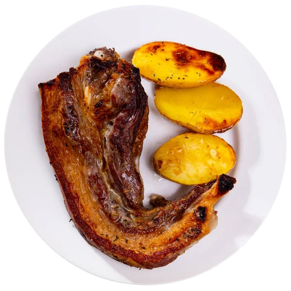 Köstliches Gebratenes Rindfleisch Serviert Mit Bratkartoffeln Auf Dem Teller Isoliert — Stockfoto