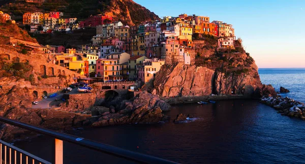 Utsikt Över Färgglada Staden Manarola Klipporna Ovanför Liguriska Havet Italien — Stockfoto