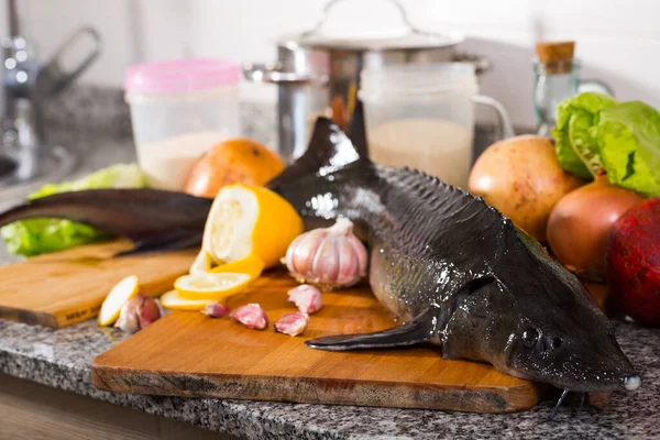 Tabakta Çiğ Balık Mersin Balığı Resmi — Stok fotoğraf
