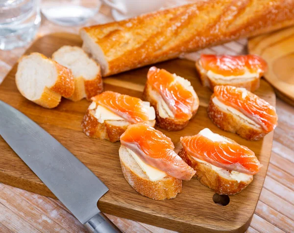 Faire Délicieux Sandwichs Beurre Saumon Sur Pain Blanc — Photo