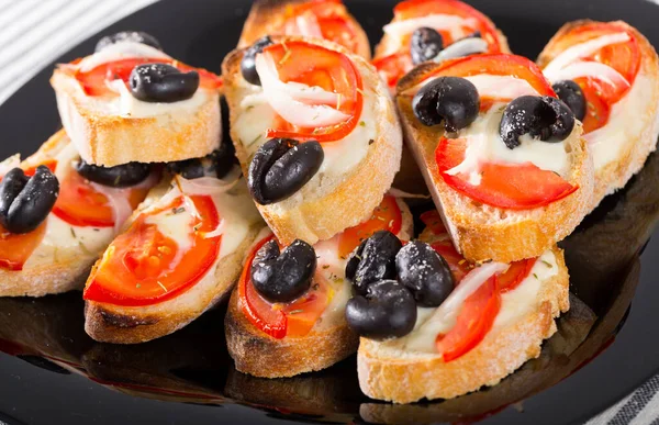 Delicious Hot Sandwiches Cream Cheese Sauce Tomatoes Black Olives — Stock Photo, Image