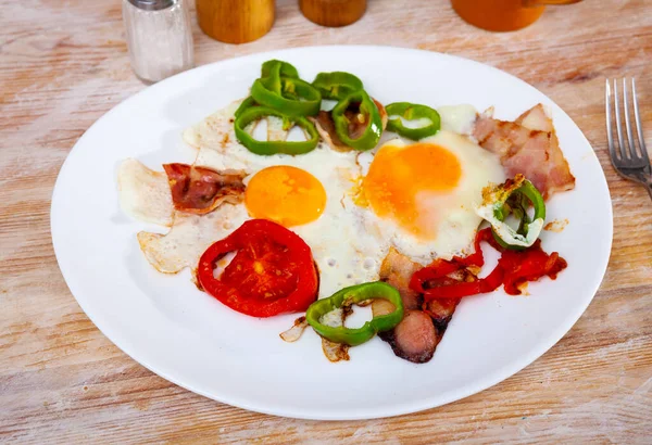 Jajka Smażone Pomidorem Pieprzem Bekonem Śniadanie — Zdjęcie stockowe