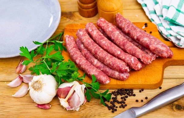 Fresh Raw Pork Longaniza Sausages Ready Grilling Wooden Cutting Board — Fotografia de Stock
