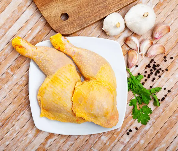 Yemeği Taze Çiğ Tavuk Bacağı Ahşap Masada Kızarmaya Hazır Baharatlar — Stok fotoğraf