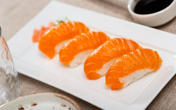 Service Plate Containing Sake Nigiri Salmon Soy Sauce Laid Restaurant — Stock Photo, Image