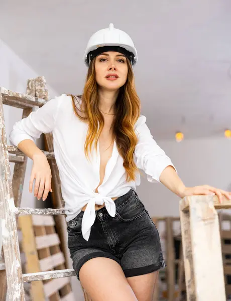 Beautiful Young Woman Hard Hat Revealing Outfit Poses Apartment Repair — Foto Stock
