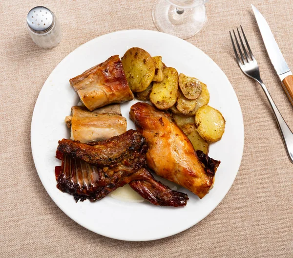 Bakad Krispig Och Kryddig Kanin Glasyr Serveras Med Potatisskivor — Stockfoto