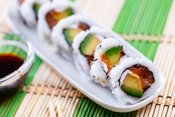 Sushi Set Uramaki Roll California Wordt Geserveerd Rechthoekige Witte Plaat — Stockfoto