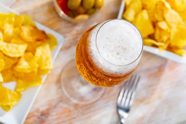 Knusprige Kartoffelchips Und Große Oliven Einer Schüssel Als Bier Snack — Stockfoto