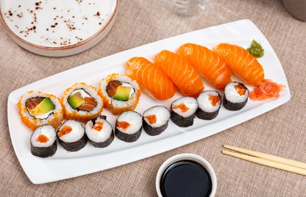 Japansk Maki Och Urumaki Rulle Med Lax Och Nigiri Sushi — Stockfoto