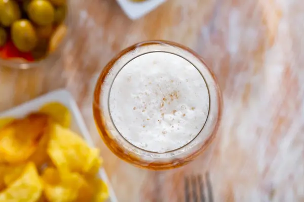 Szklanka Schłodzonego Piankowego Piwa Przekąskami Porcja Chrupiących Chipsów Ziemniaczanych Małym — Zdjęcie stockowe