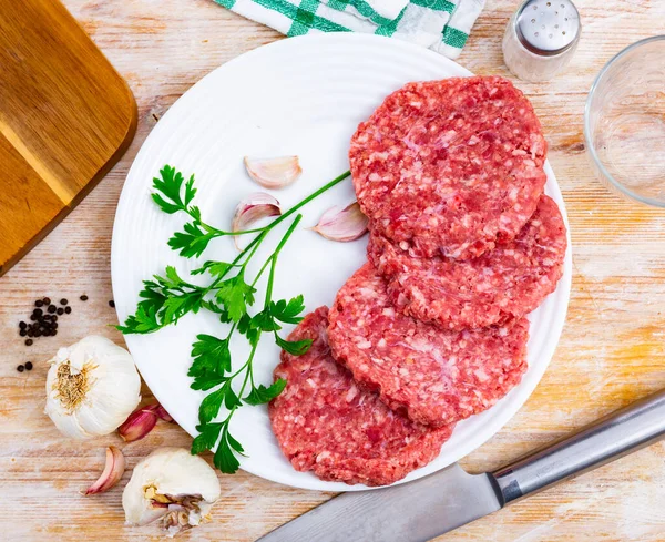 Raw Formed Minced Beef Patties Hamburgers Ready Frying Plate Garlic — Stock Photo, Image