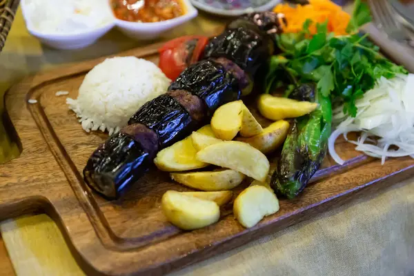 Traditional Turkish Patlicanli Kebap Pieces Eggplant Minced Lamb Meat Served — Stockfoto