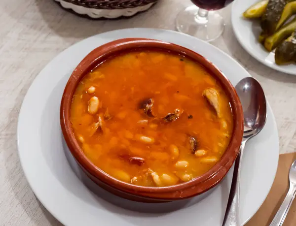 Вкусная Тушеная Фасоль Сосисками Миске Типичное Испанское Блюдо — стоковое фото