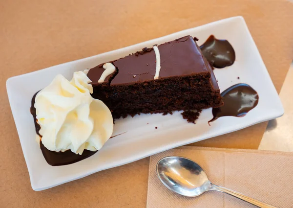 Tasty Slice Brownie Cake Laid Decoratively Plate — Stok fotoğraf