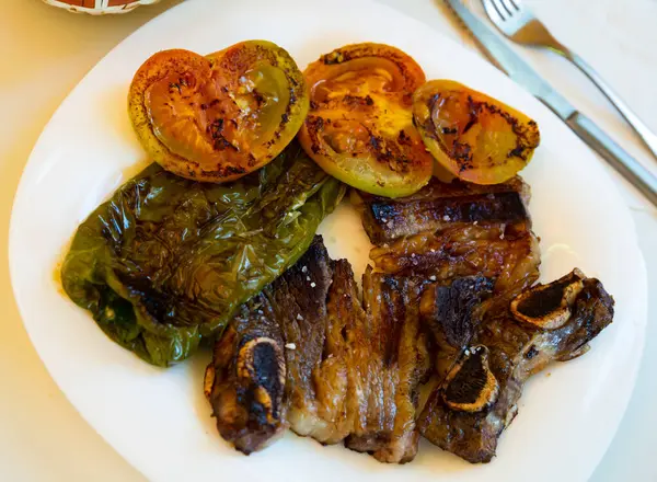Traditional Galician Churrasco Grilled Beef Short Ribs Served Broiled Tomatoes — Stock Photo, Image