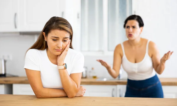 Unhappy Offended Young Latina Standing Kitchen Home Listening Her Disgruntled — Stock Photo, Image