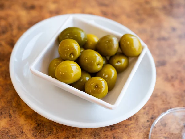 Grandi Olive Verdi Con Noccioline Servite Tavola Ciotola — Foto Stock