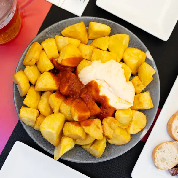 Hiszpańskie Danie Patatas Bravas Smażone Ziemniaki Podawane Pikantnym Sosem Talerzu — Zdjęcie stockowe