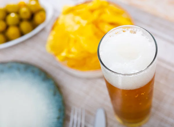 Glas Bier Knusprige Chips Und Große Grüne Oliven Als Snack — Stockfoto