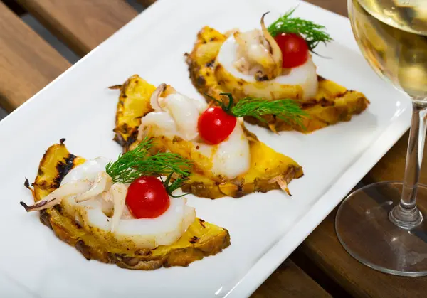 Cuttlefish Grilled Pineapple Cherry Tomatoes Sweet Sour Sauce Chile — стоковое фото