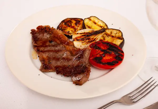 Стейк Говядины Жареным Баклажаном Луком Помидорами — стоковое фото
