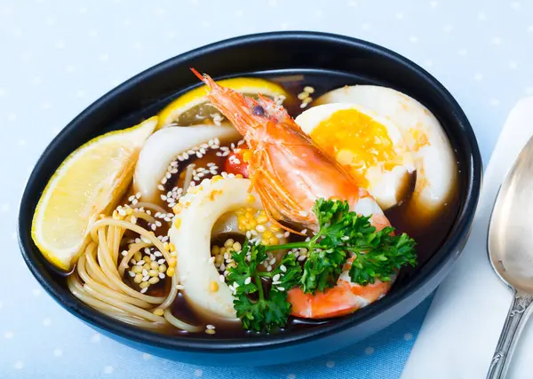 Würzige Pan Asiatische Suppe Mit Tintenfisch Garnelen Eiernudeln Und Sesam — Stockfoto