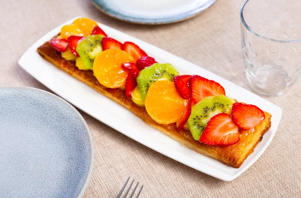 以成熟的甜草莓 橘子和猕猴桃为配料 配以嫩奶油的西班牙松饼 — 图库照片
