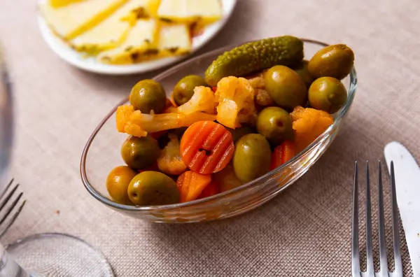 Image Assorted Green Olives Beautiful Presentation Dish — Stock Photo, Image
