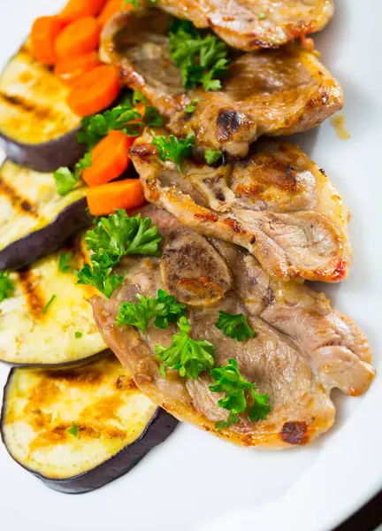 Delicious Slices Roasted Lamb Meat Served Grilled Eggplant Carrot Herbs — Stock Photo, Image