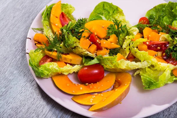 Colorful Salad Baked Pumpkin Recipe Lettuce Leaves Pieces Pumpkin Chopped — Stock Photo, Image