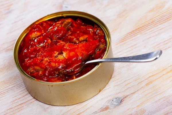 罐头海鲜 木制表面番茄酱中的芽 — 图库照片