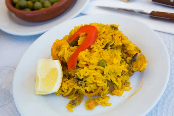 Apetyczna Potrawa Owoców Morza Paella Krewetkami Kuchnia Hiszpańska — Zdjęcie stockowe