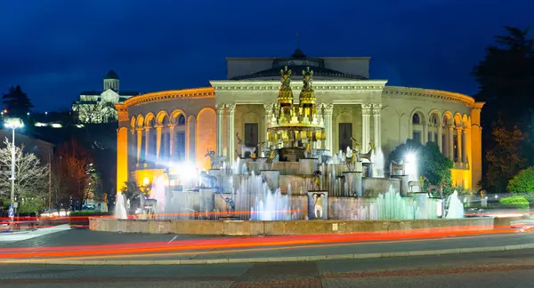 佐治亚州拉多 梅什维利国立学术剧场背景下的库泰西主广场科奇斯喷泉宏伟建筑的夜景 — 图库照片