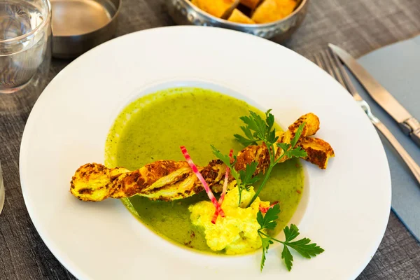Traditionel Fransk Courgette Fløde Suppe Serveret Med Sprøde Grissini Greens - Stock-foto