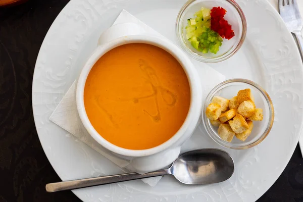 Gazpacho Soupe Espagnole Froide Servi Dans Bol Avec Croûtons Restaurant — Photo