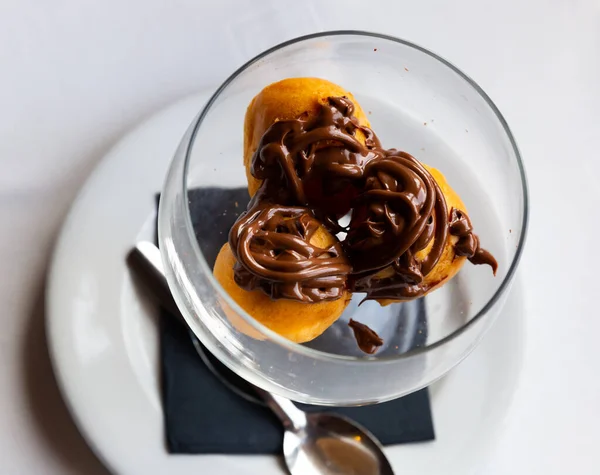 Fransız Mutfağı Lezzetli Tatlı Profiteroller Restoranda Sıcak Çikolata — Stok fotoğraf